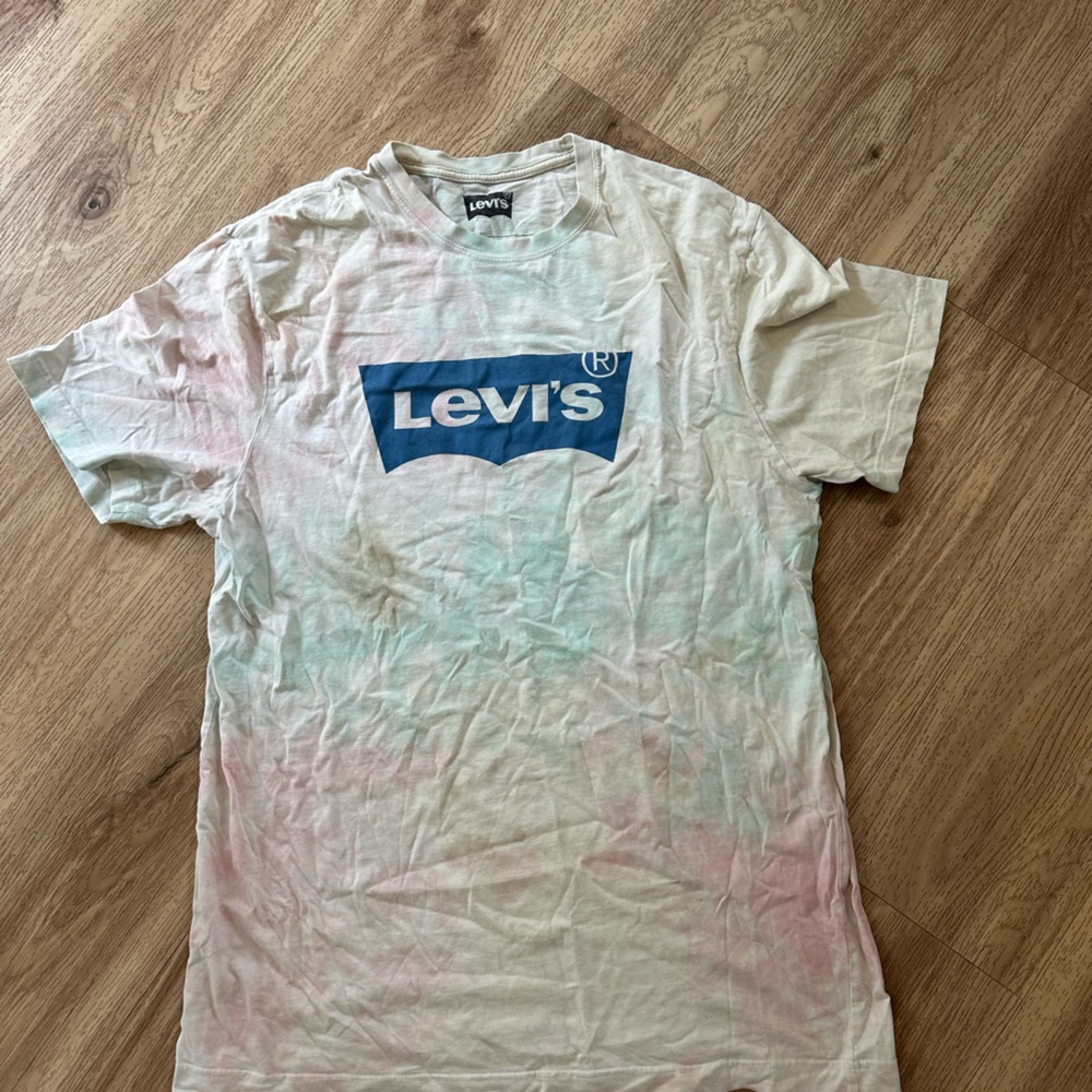 Levi’s L tshirt